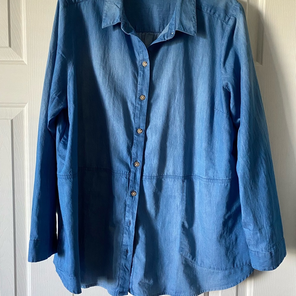 Denim tunic with side pockets, 100% cotton. This can be worn buttoned or open.